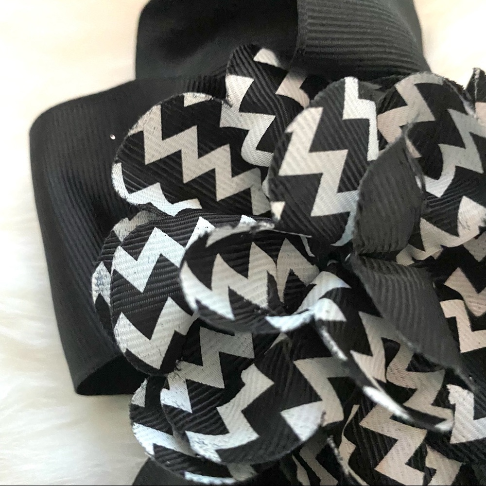 NWOT Zig Zag Black And White Flower Hair Clip - Picture 2 of 3